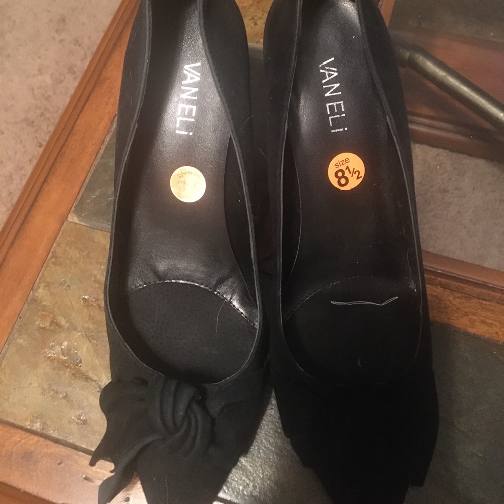 EUC Suede Van Eli 3” wide 👠 black in color.
